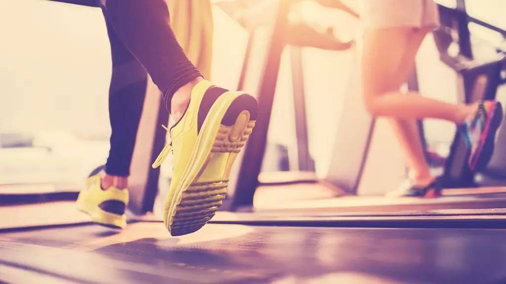 跑步机如何避免伤膝盖,跑步机爬坡走伤膝盖吗