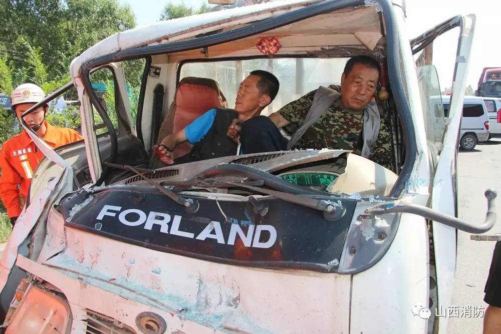 “疼死啦，下次咱开车长点心吧！”大同发生一起汽车追尾事故……