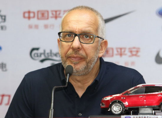 日本队长赛后遭嘲讽找球迷理论,日本国足主帅最新消息