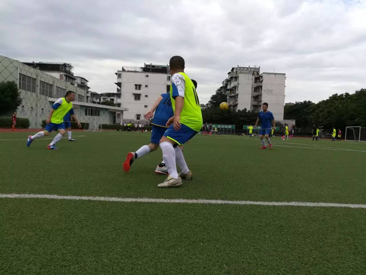 看！足球健儿风采展~（有位可爱的小朋友也入镜了，是谁呢……快来看看吧）