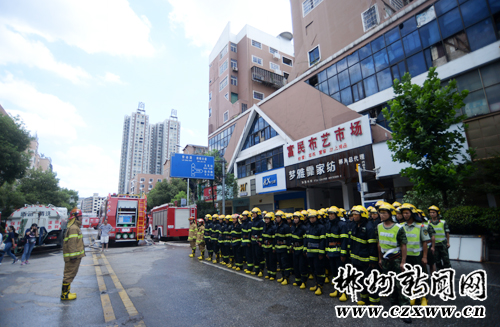 119消防员致敬最帅逆行者,消防员用生命救火救人