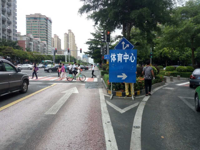 晚高峰交通拥堵管制图片,差半个小时到禁行时段路上又堵车