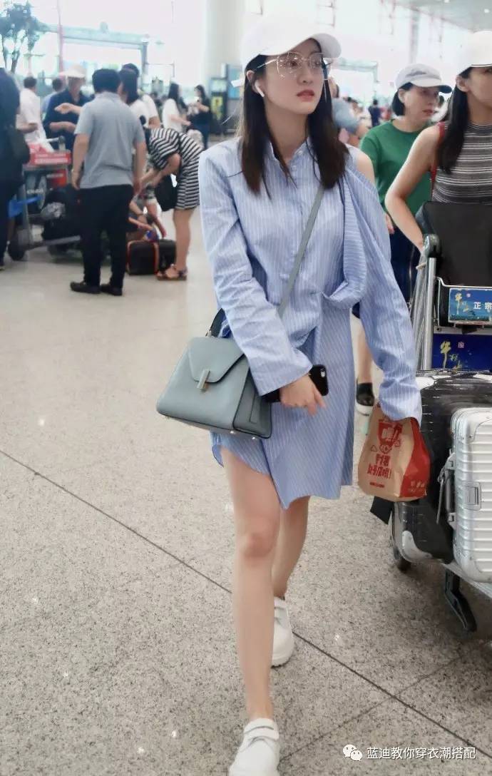 张雪迎短款服装搭配图,明星衣帽间宋祖儿