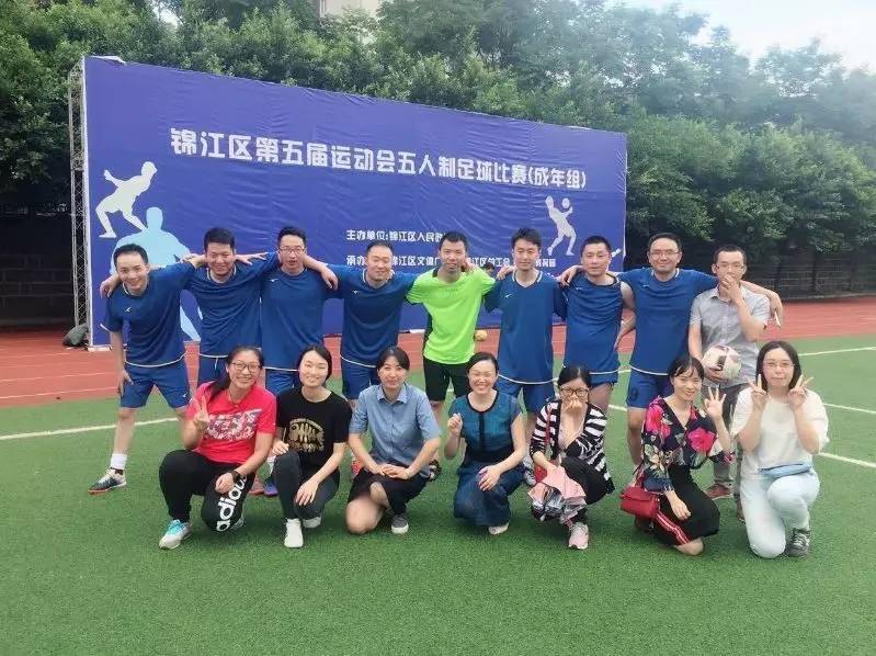 看！足球健儿风采展~（有位可爱的小朋友也入镜了，是谁呢……快来看看吧）