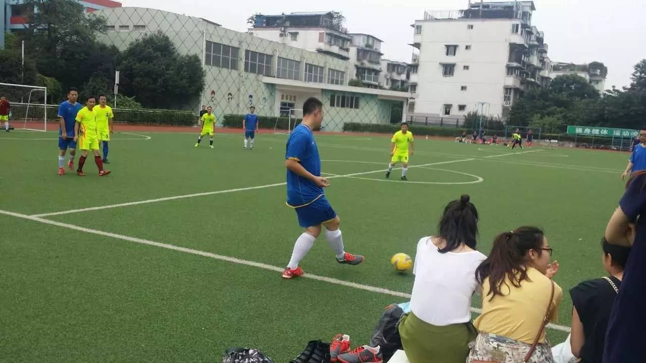 看！足球健儿风采展~（有位可爱的小朋友也入镜了，是谁呢……快来看看吧）