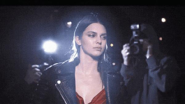 找乐子｜赶紧翻出家里压箱底的塑料拖鞋和洗澡篮子，它们要带你走上时尚巅峰！