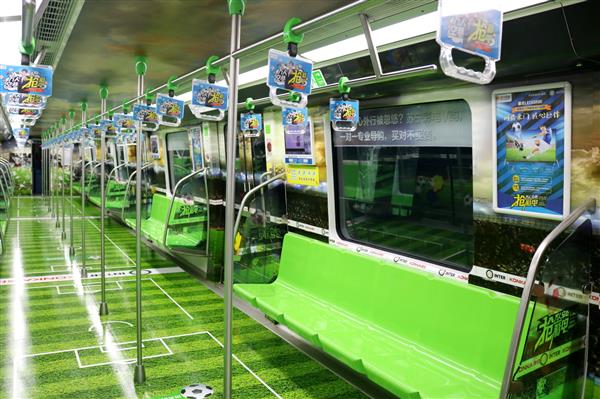 地铁变画风,南京地铁变装视频