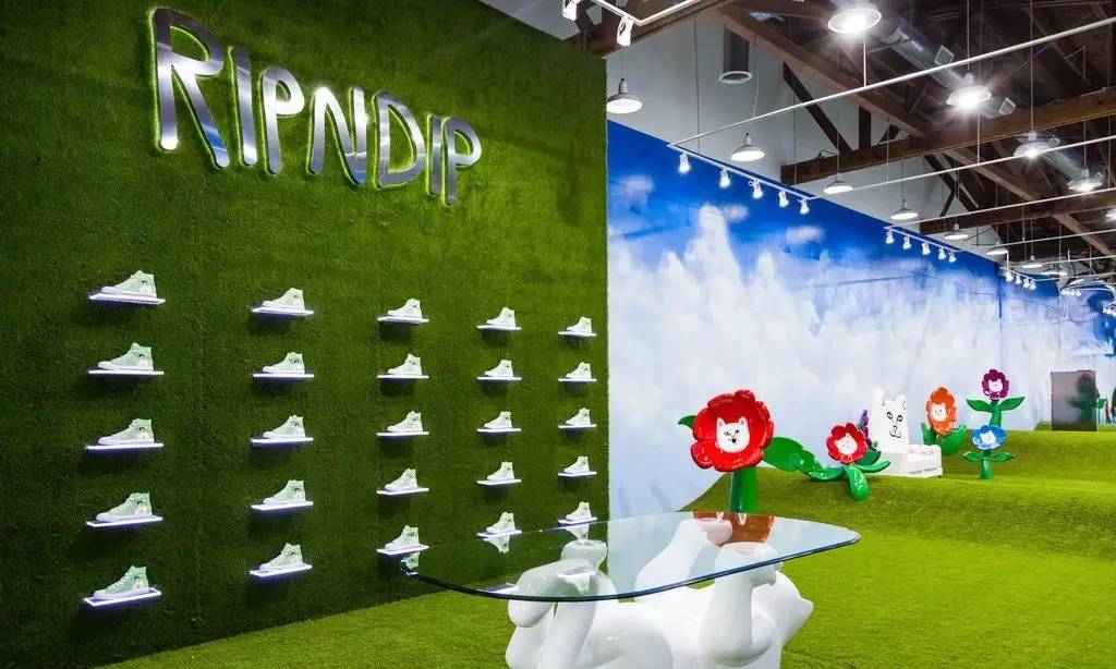 中指猫和supreme联名的卫衣,supreme和中指猫联名