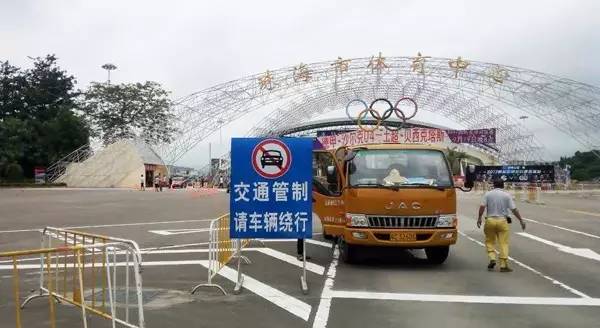 晚高峰交通拥堵管制图片,差半个小时到禁行时段路上又堵车