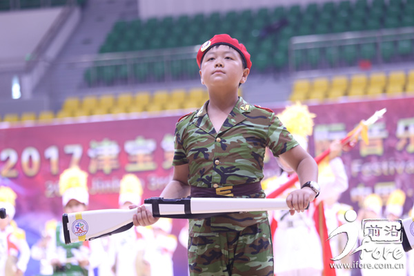 FightOn!全国21所学校在宝坻比赛行进艺术，天津海河中学、41中的学生“帅拉风”