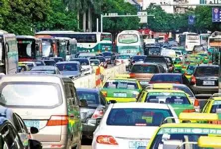 晚高峰交通拥堵管制图片,差半个小时到禁行时段路上又堵车