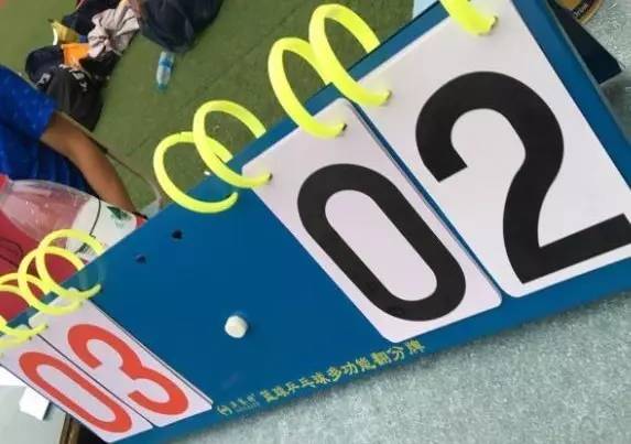 看！足球健儿风采展~（有位可爱的小朋友也入镜了，是谁呢……快来看看吧）