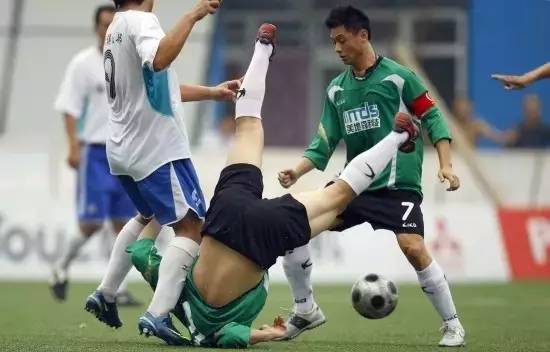 当你的男朋友爱踢球,当你的男朋友打球