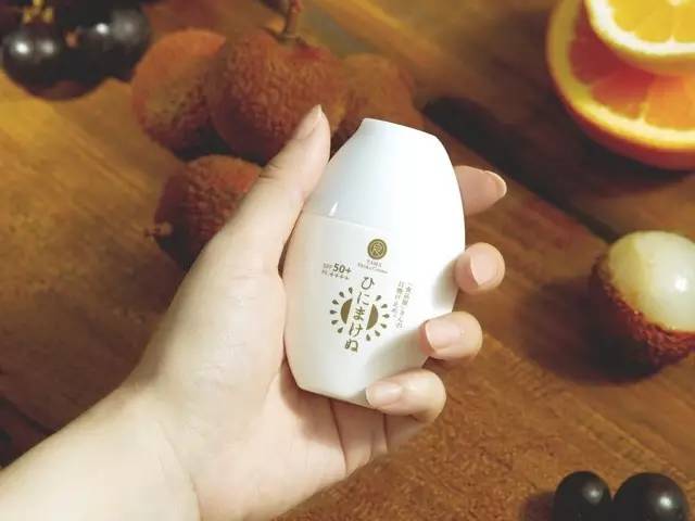 一年四季涂脸的防晒霜推荐 (推荐几款纯物理防晒霜脸部不泛白)