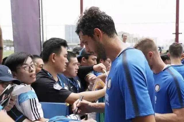 回到“娘家”南京，国米球星接连收到神秘东方礼物……