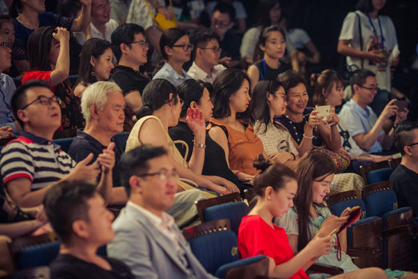 金融人士原创荒诞喜剧《坏老头的游戏》首场大获成功