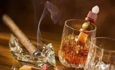 一名男子喝啤酒和白酒中毒,男子喝1斤白酒2瓶啤酒后连撞两车