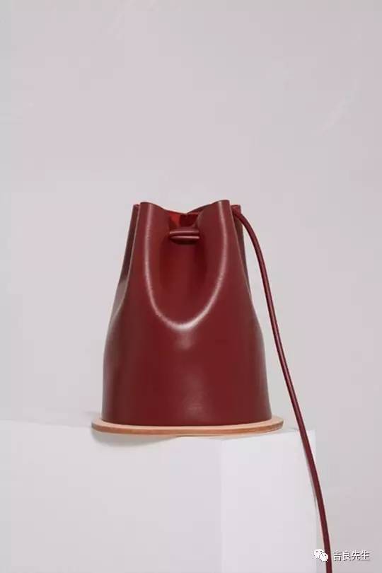 这些包包很是夏天的样子,低调又实用的大牌包包