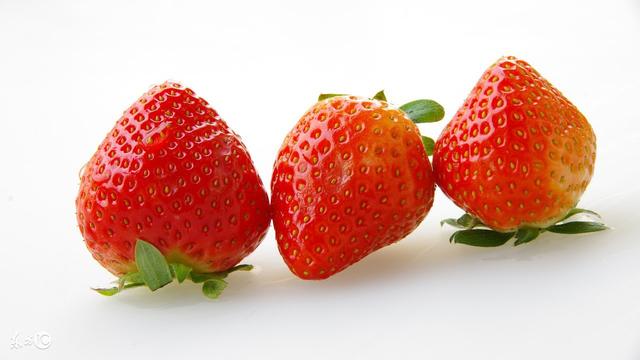 草莓和发酵粉能变白吗,发酵粉混合草莓对牙齿伤害吗