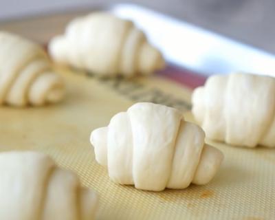 面包卷这样做非常好吃香酥软糯,如何做出松软不开裂的面包卷