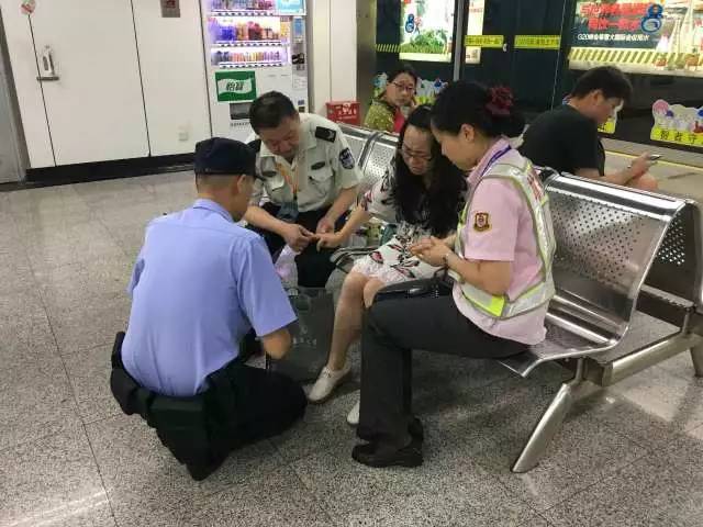 旅客车站外中暑晕倒警民接力救助,地铁救人正能量