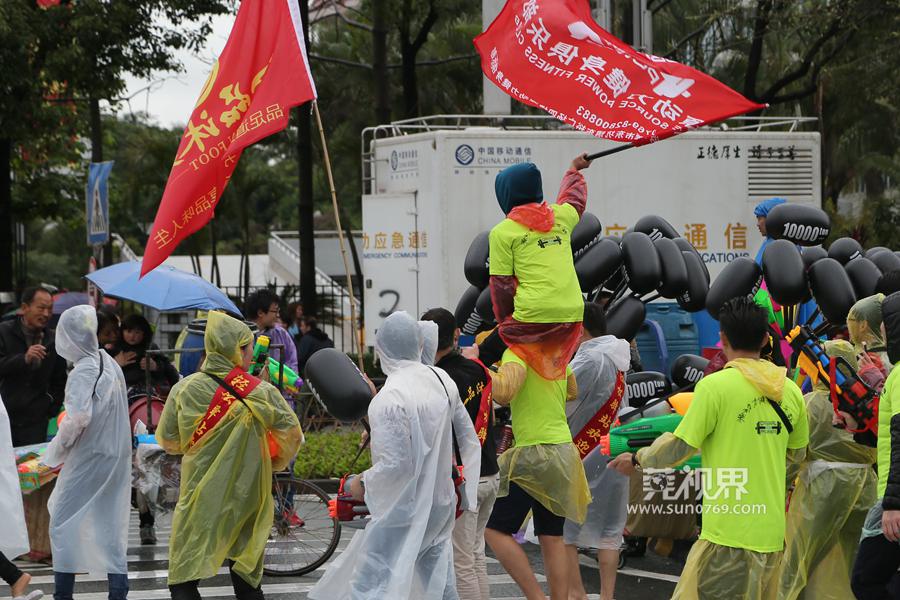 东坑泼水节摆摊卖雨衣,东坑泼水狂欢节