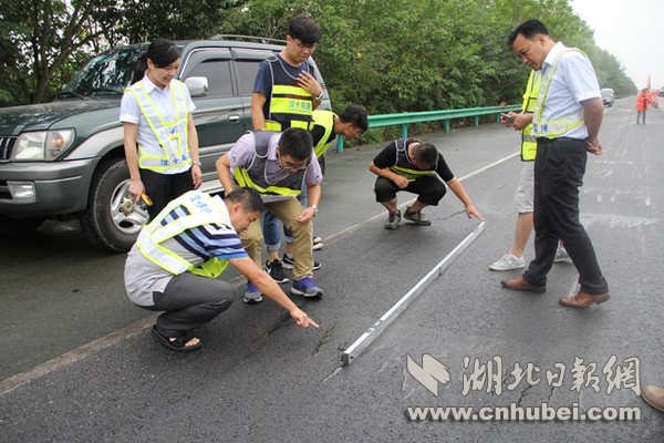 40度高温下的泥水工人,高温下的沥青铺摊工
