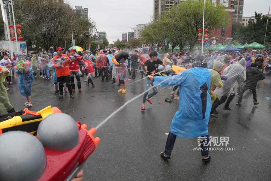 东坑泼水节摆摊卖雨衣,东坑泼水狂欢节