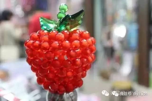 她用鱼线把一颗颗圆珠串起来，竟然会变成这样！