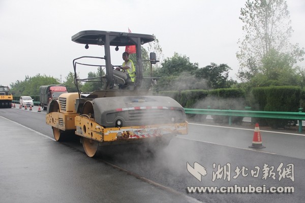 40度高温下的泥水工人,高温下的沥青铺摊工