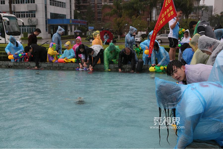 东坑泼水节摆摊卖雨衣,东坑泼水狂欢节