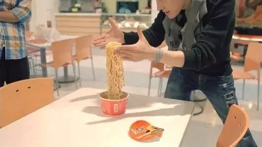 送福利啦｜史上最暗黑宵夜，咖啡泡面你敢吃吗？！