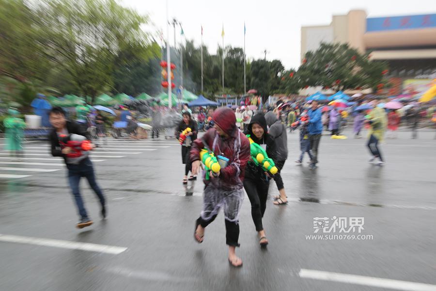 东坑泼水节摆摊卖雨衣,东坑泼水狂欢节