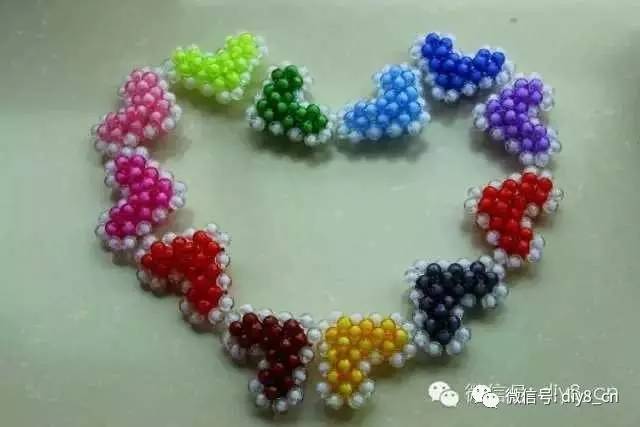 她用鱼线把一颗颗圆珠串起来，竟然会变成这样！