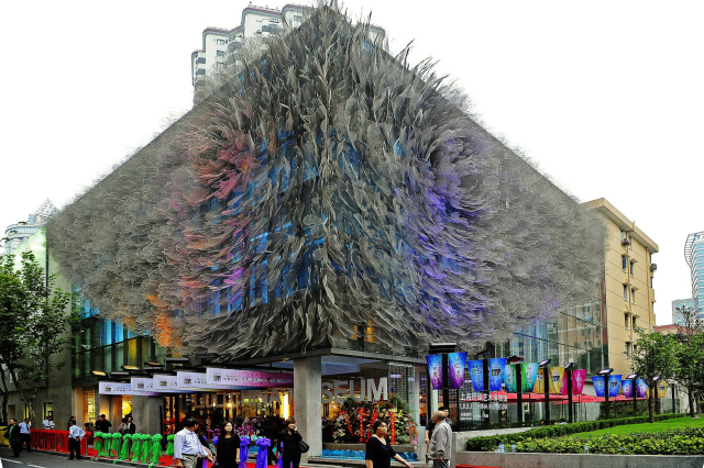 “幸运草”、“水晶盒”……这些地铁、公交站附近竟有如此魔幻的建筑