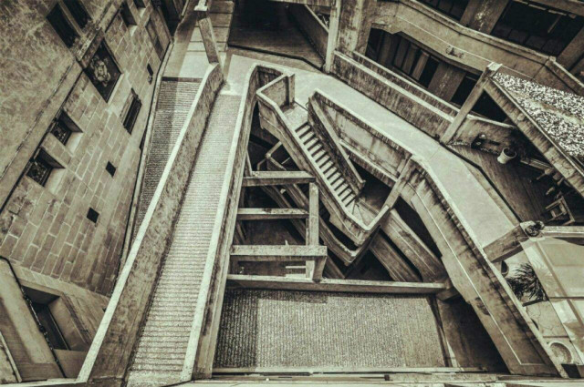 “幸运草”、“水晶盒”……这些地铁、公交站附近竟有如此魔幻的建筑