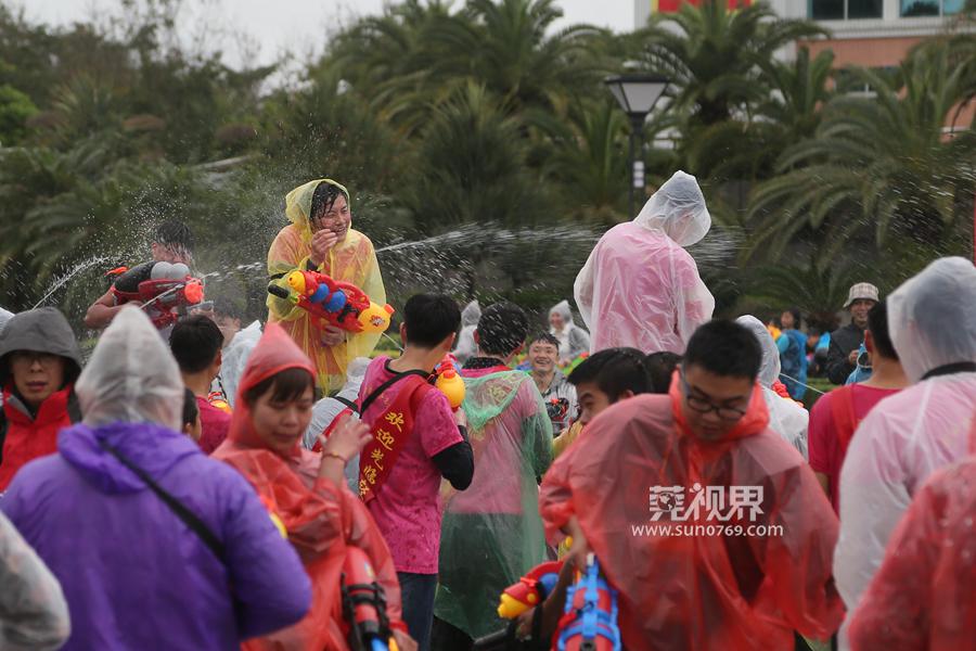 东坑泼水节摆摊卖雨衣,东坑泼水狂欢节