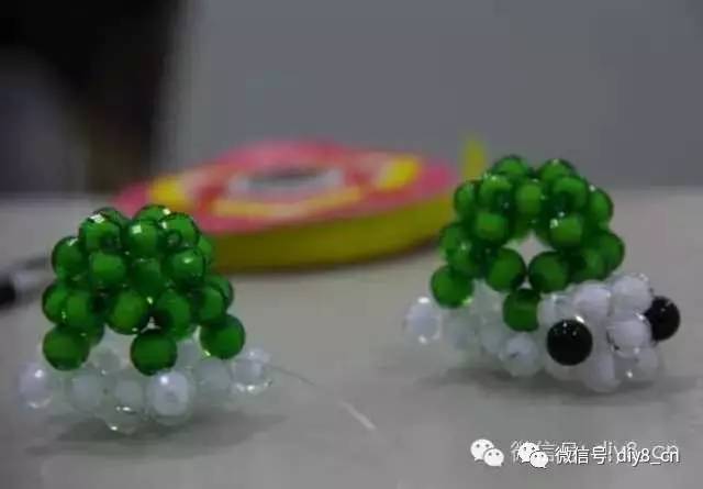 她用鱼线把一颗颗圆珠串起来，竟然会变成这样！