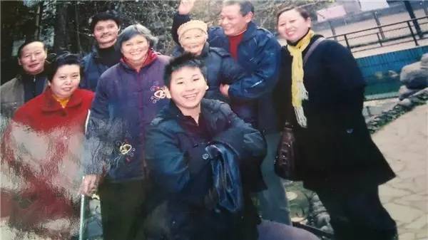 田坝这位100岁老人五世同堂，爱看战争剧，爱赶场“淘宝”