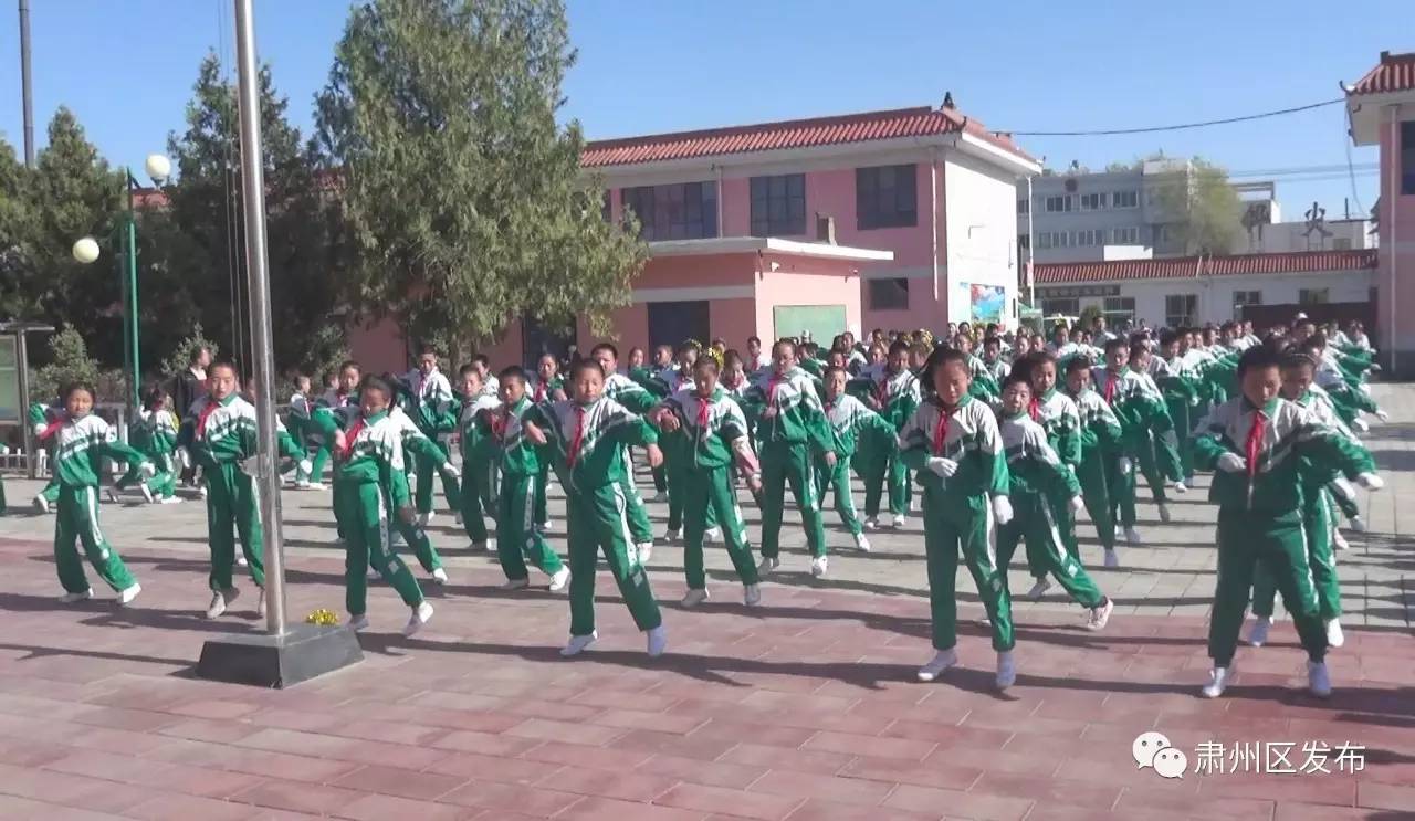 体育剪纸图片踢足球,关于踢足球的剪纸视频