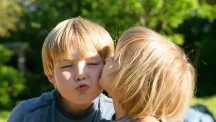 「周末推荐」这些童真问题，把父母问得羞羞哒