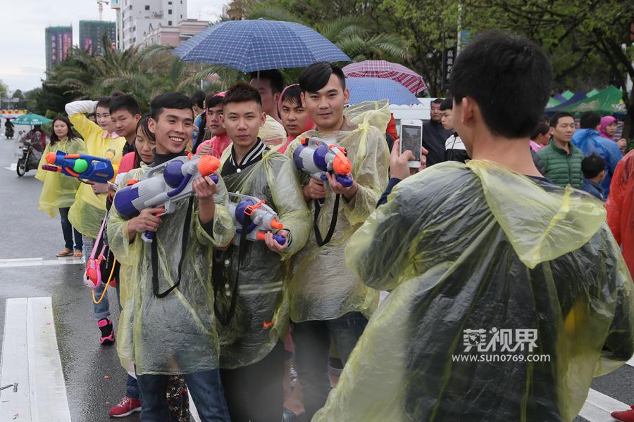 东坑泼水节摆摊卖雨衣,东坑泼水狂欢节