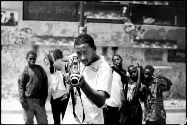 在墙壁上乱涂乱画的现象,为什么有些人喜欢在纸上乱涂乱画