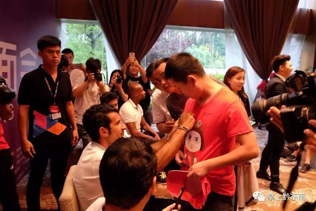 菲戈来凯里踢足球,世界足球先生路易斯菲戈