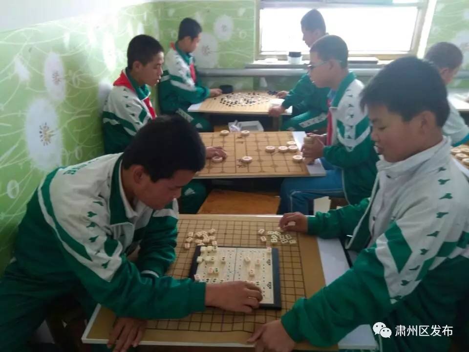 体育剪纸图片踢足球,关于踢足球的剪纸视频