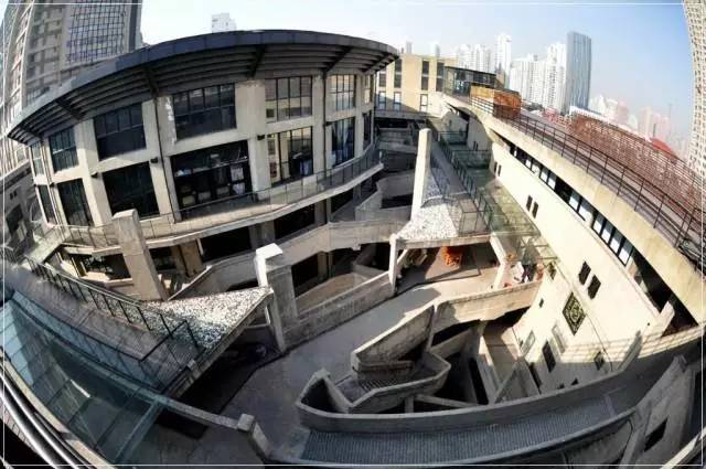 “幸运草”、“水晶盒”……这些地铁、公交站附近竟有如此魔幻的建筑