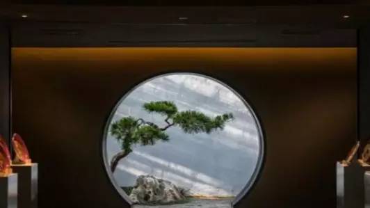 “幸运草”、“水晶盒”……这些地铁、公交站附近竟有如此魔幻的建筑