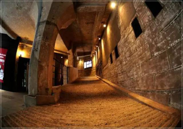 “幸运草”、“水晶盒”……这些地铁、公交站附近竟有如此魔幻的建筑