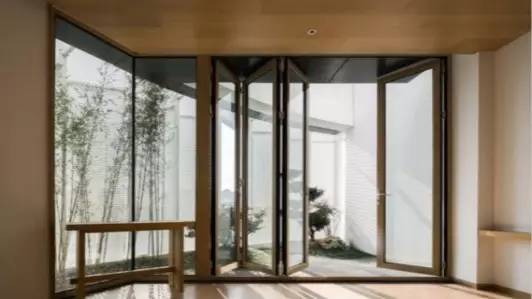 “幸运草”、“水晶盒”……这些地铁、公交站附近竟有如此魔幻的建筑