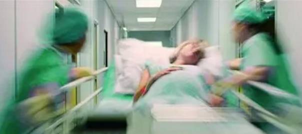 手术紧张进行中！一助产士始终双膝跪地，双手已麻木……